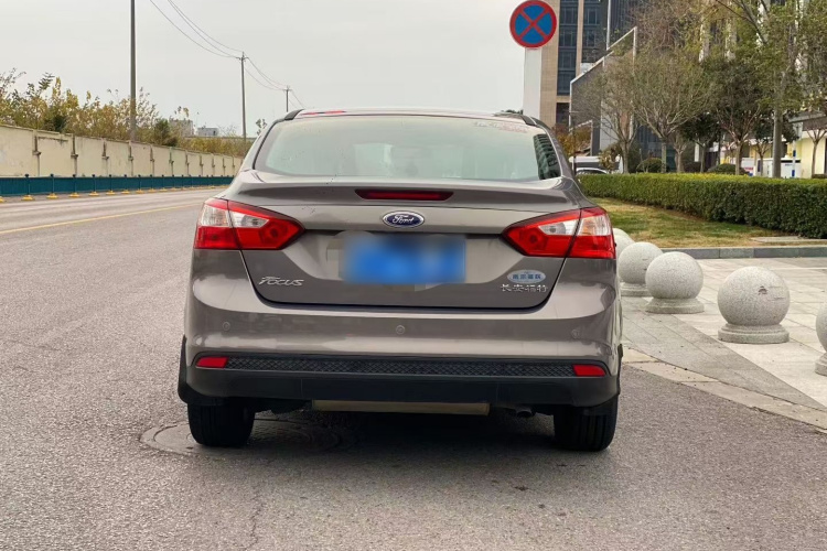 福特 福克斯 2012款 三厢 1.6L 自动风尚型车身外观6004