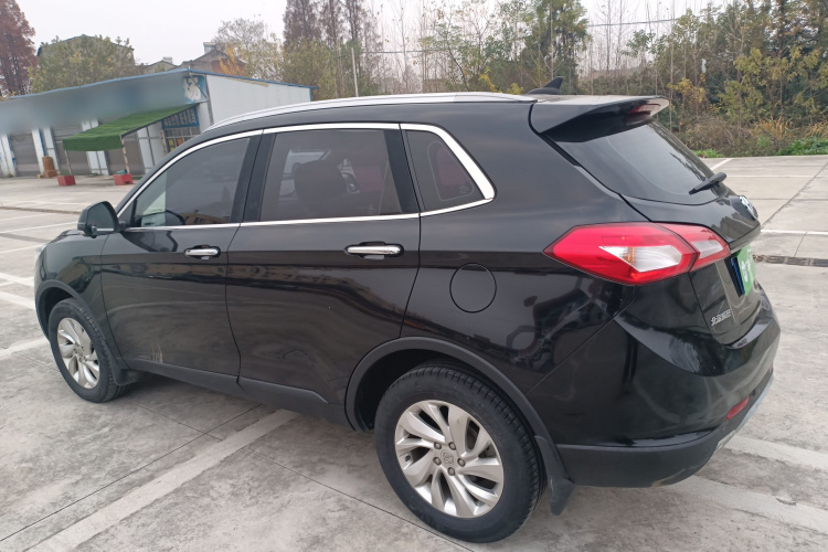 北汽威旺S50 2016款 1.5T 手动欢动精英型车身外观4