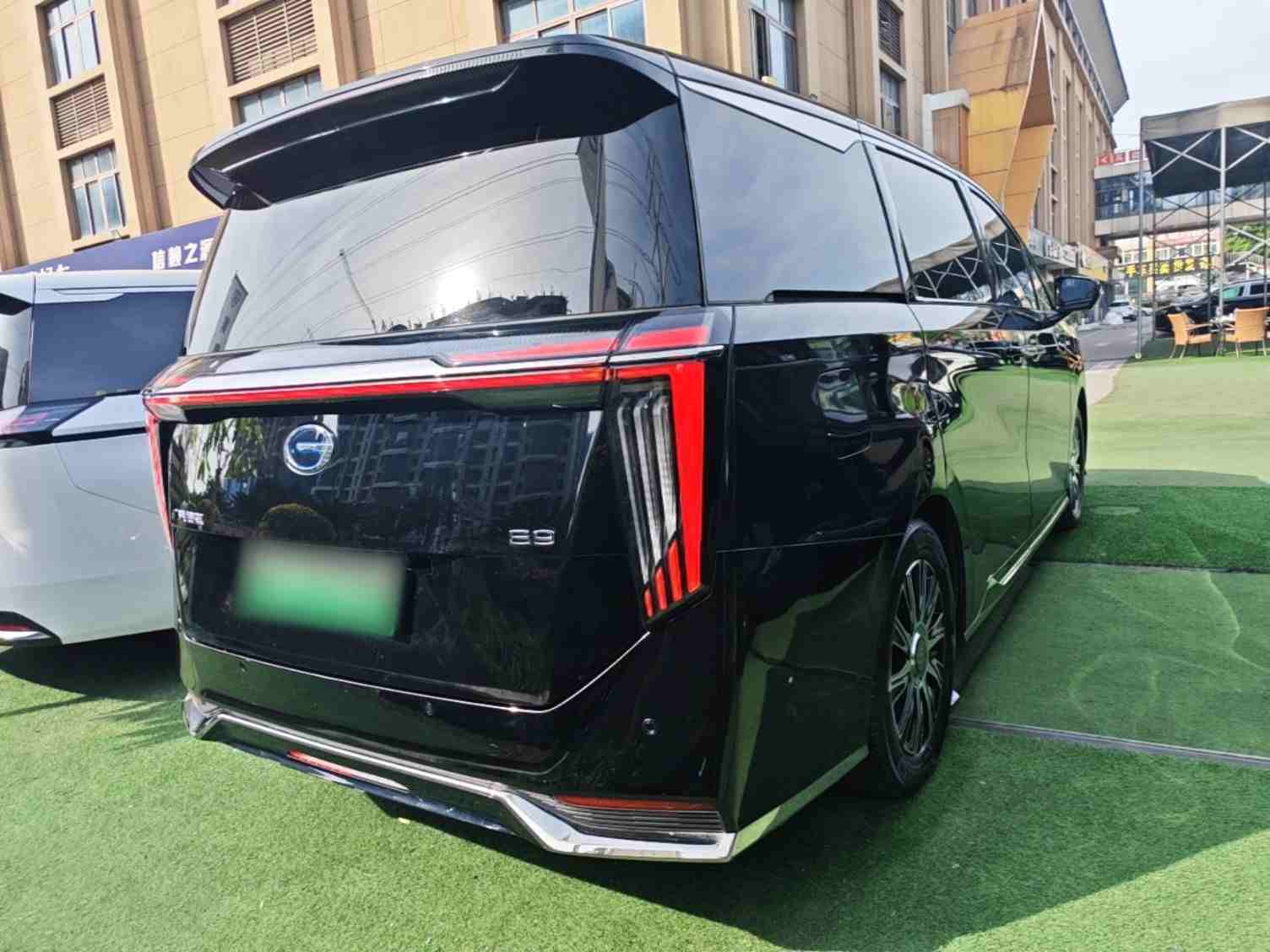车辆右后45度外观展示