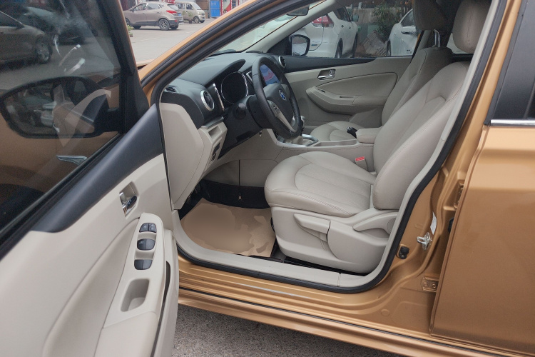 启辰T70 2015款 2.0L 手动睿享版中控内饰20