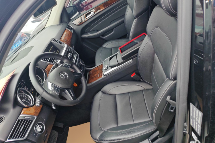 奔驰M级 2014款 ML 400 4MATIC动感型局部细节19