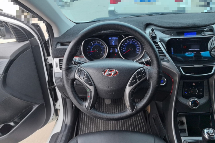 现代 朗动 2012款 1.6L 手动领先型中控内饰13