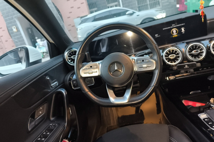 奔驰A级 2020款 A 200 L 运动轿车中控内饰13