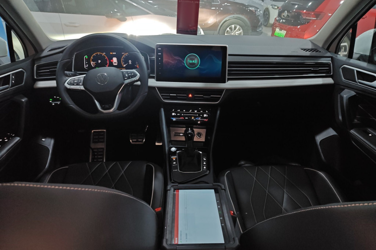 大众 途观L 2024款 出众款 330TSI 自动两驱R-Line龙耀版中控内饰7002