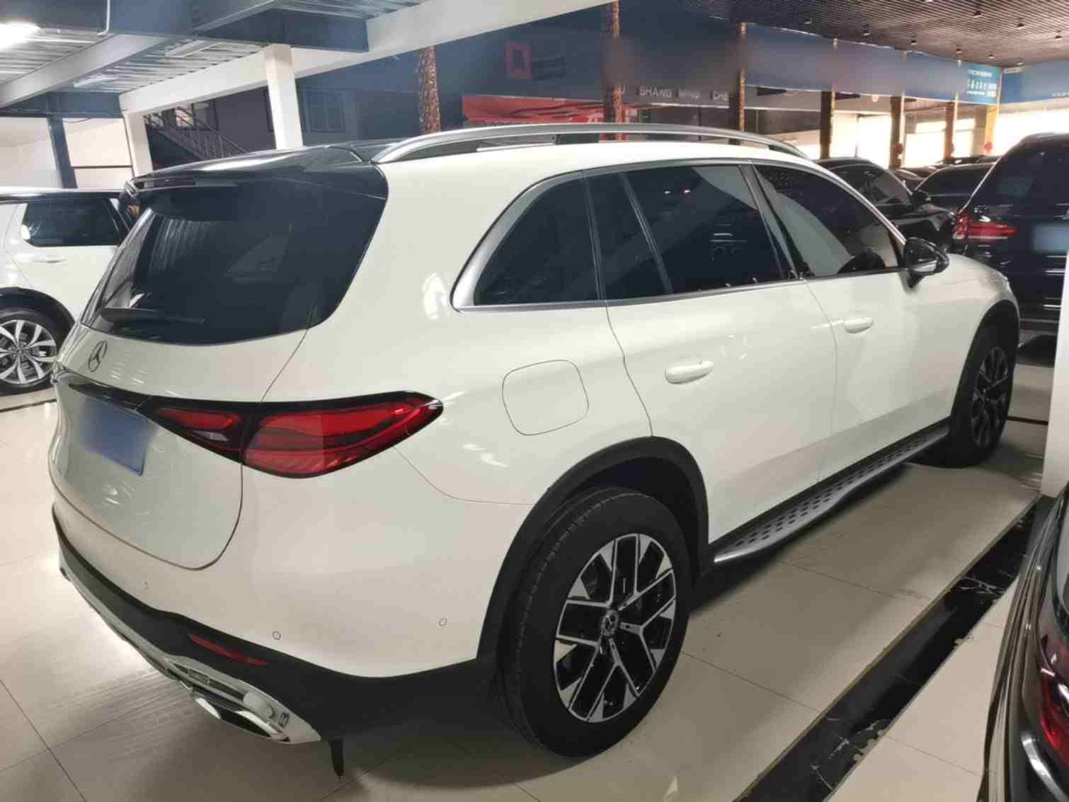 车辆右后45度外观展示