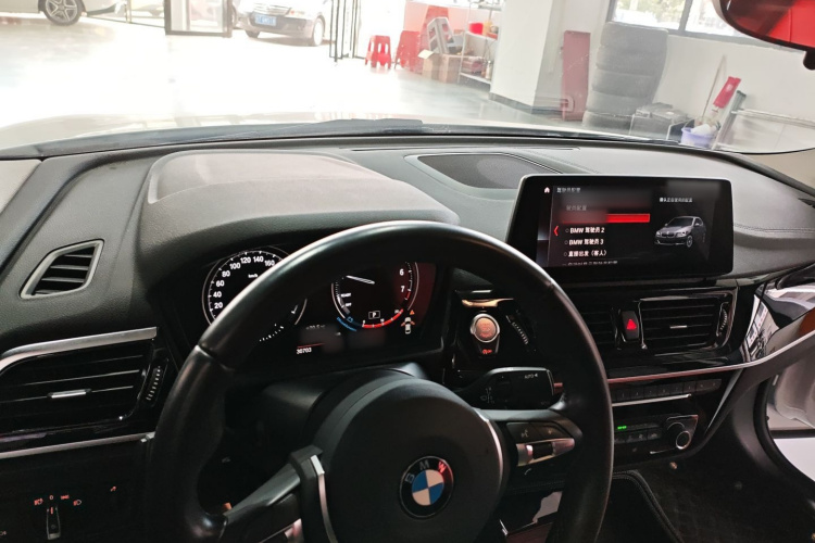 宝马1系 2021款 改款 125i M运动曜夜版中控内饰12