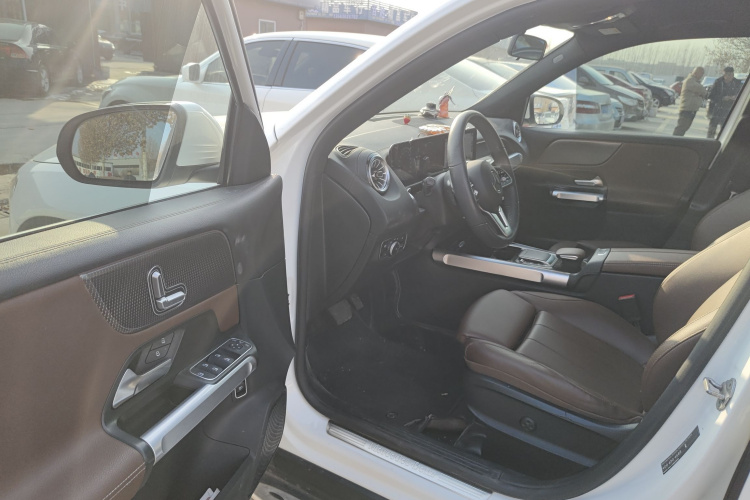 奔驰GLB 2022款 改款 GLB 200 动感型中控内饰7003