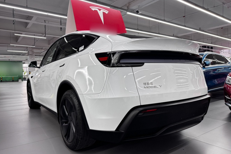特斯拉 Model Y 2025款 后轮驱动版中控内饰7014