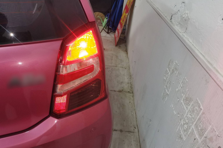 铃木 奥拓 2013款 1.0L 自动豪华型车身外观9