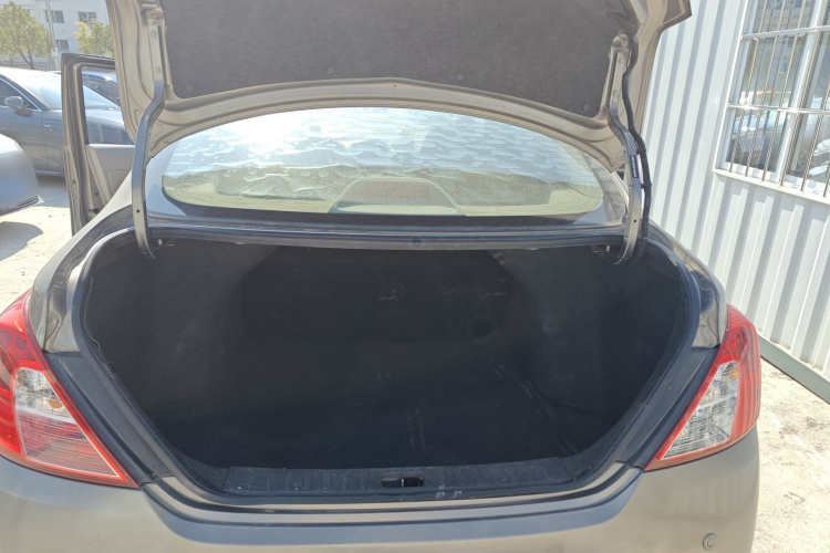 日产 阳光 2014款 1.5XE 手动精英版机舱底盘23