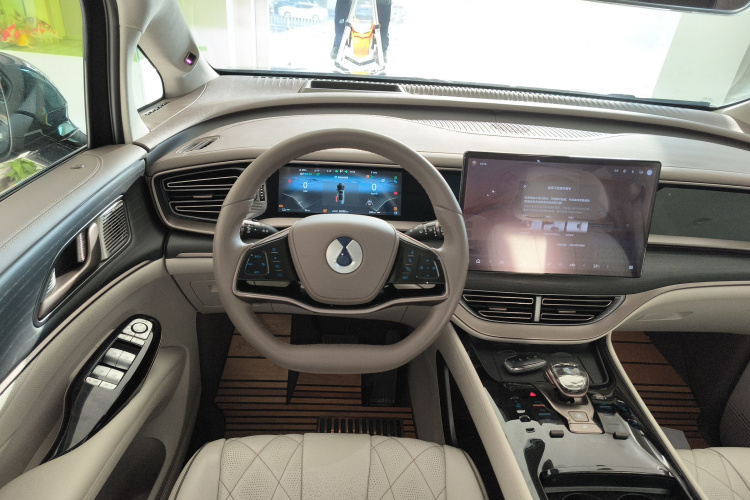 腾势D9 2022款 DM-i 970 四驱旗舰型中控内饰13