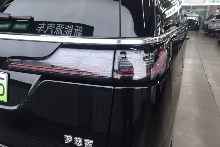 岚图汽车 岚图梦想家 2025款 PHEV 四驱尊贵鲲鹏版车身外观9
