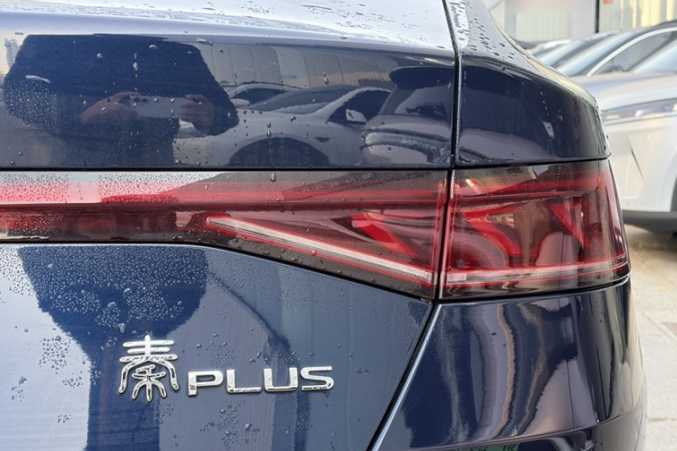 比亚迪 秦PLUS 2024款 荣耀版 DM-i 55KM领先型车身外观6005