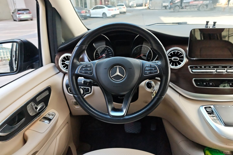 奔驰V级 2020款 V 260 尊贵版中控内饰13