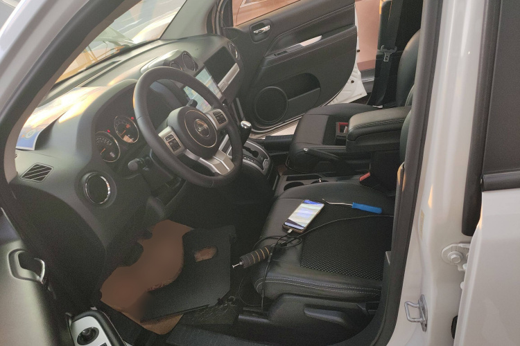 Jeep 指南者(进口) 2014款 改款 2.4L 四驱舒适版中控内饰19