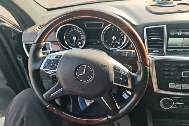 奔驰M级 2014款 ML 400 4MATIC豪华型局部细节13