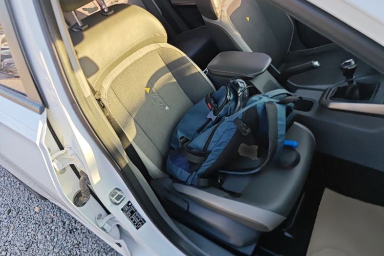 宝骏RC-5 2020款 1.5L 手动智耀豪华型局部细节41