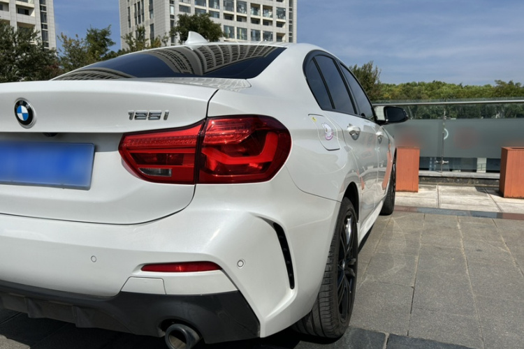 宝马1系 2022款 125i M运动曜夜版车身外观6008