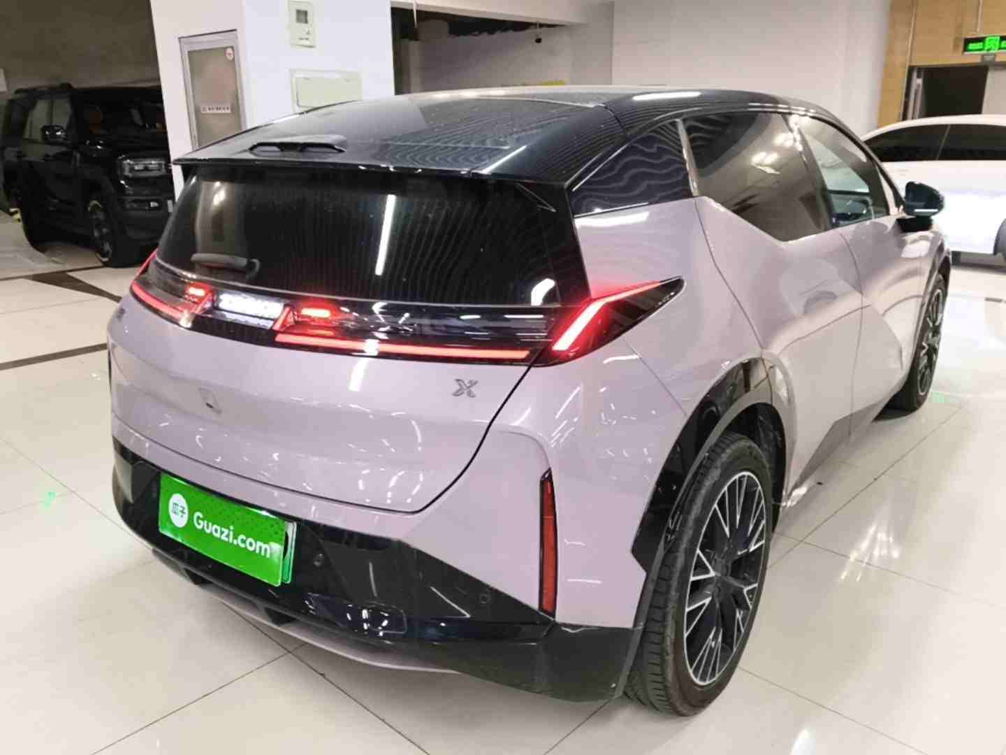 车辆右后45度外观展示