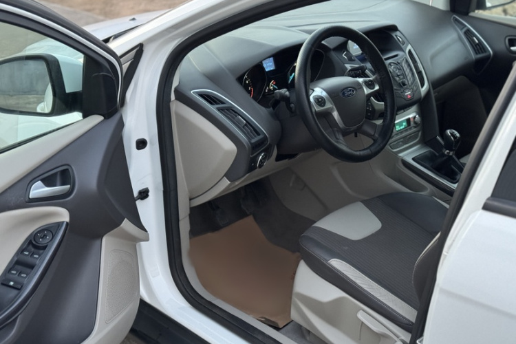 福特 福克斯 2012款 两厢 1.6L 手动风尚型局部细节19