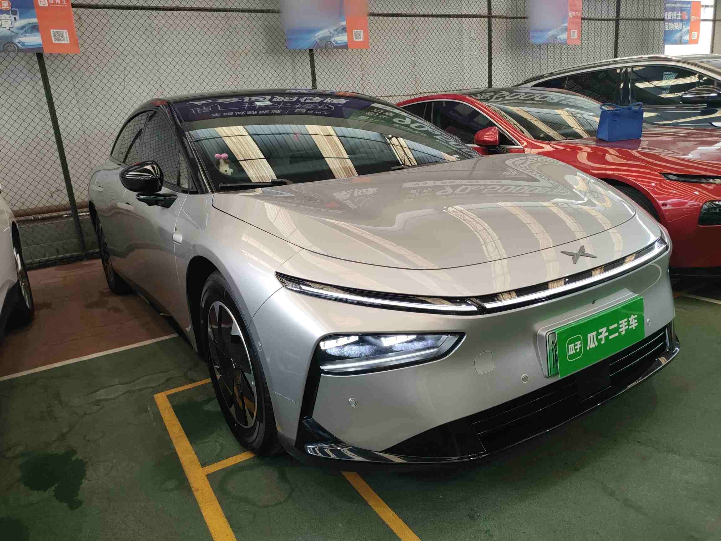 车辆右前45度角展示，流线型轿跑姿态