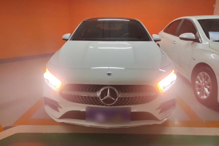 奔驰A级 2022款 改款三 A 200 L 运动轿车时尚型车身外观2