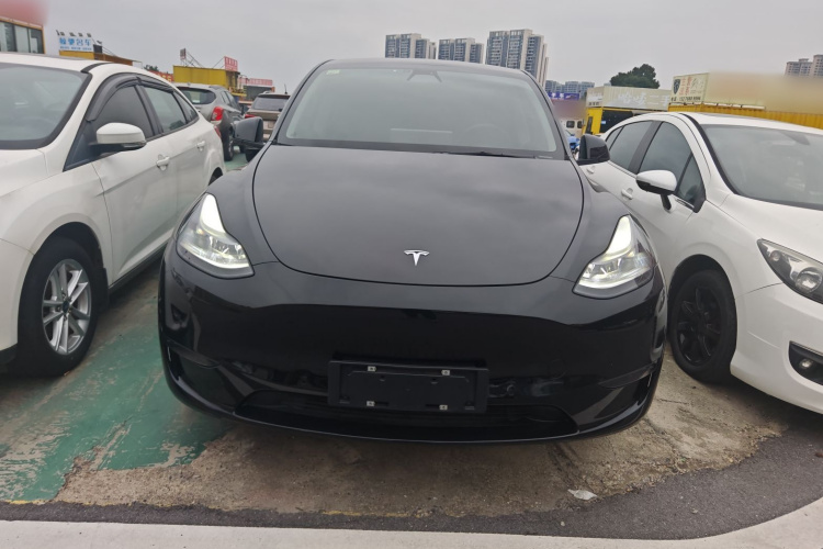 特斯拉 Model Y 2021款 长续航全轮驱动版车身外观2