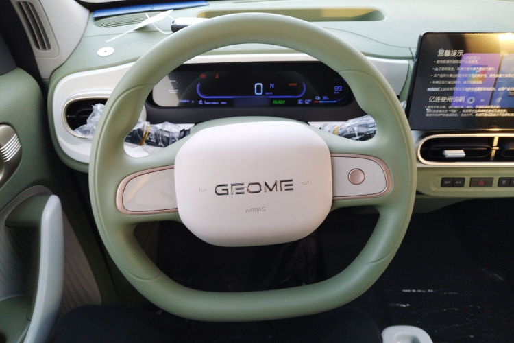 吉利银河 2025款 210km 熊猫骑士中控内饰13