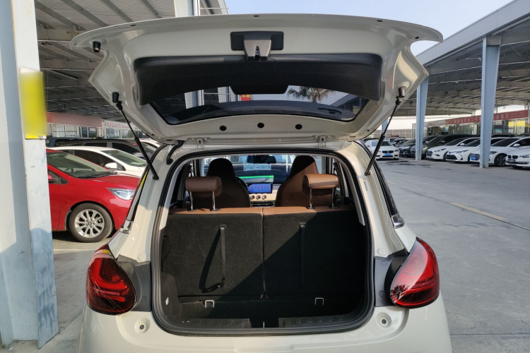 五菱汽车 五菱缤果 2023款 333km 灵犀互联+款机舱底盘23