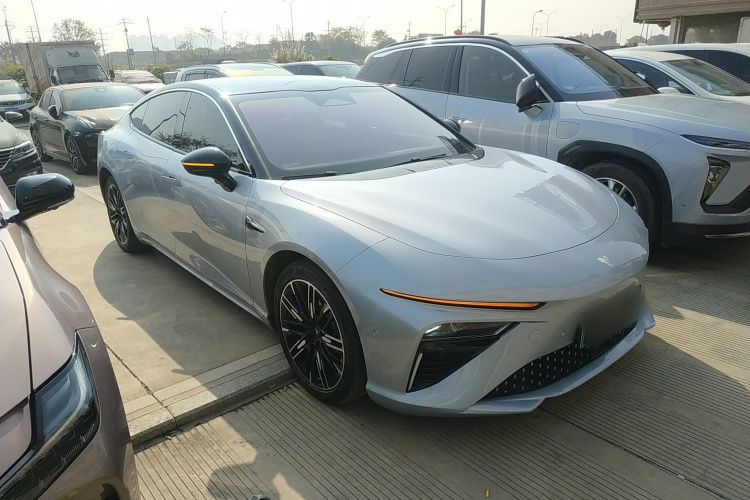 哪吒汽车 哪吒S 2022款 增程版 1160km 后驱中版车身外观3