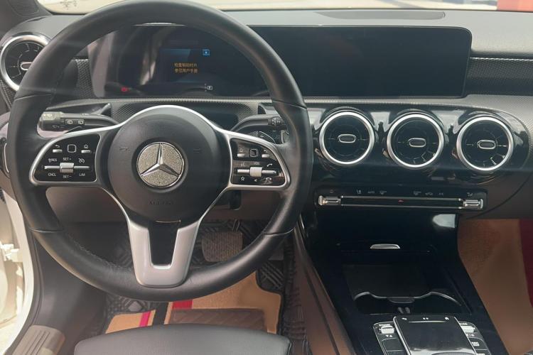 奔驰A级(进口) 2021款 A 200 动感型中控内饰7002