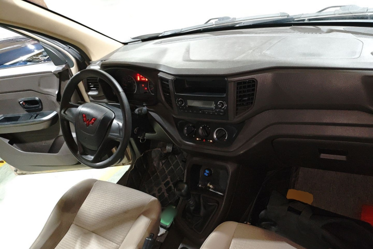 五菱汽车 五菱宏光V 2022款 1.5L劲取版封窗车电动助力LAR中控内饰7002