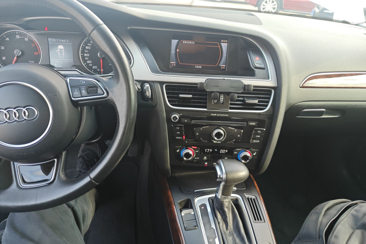 奥迪A4L 2015款 35 TFSI 自动舒适型中控内饰12