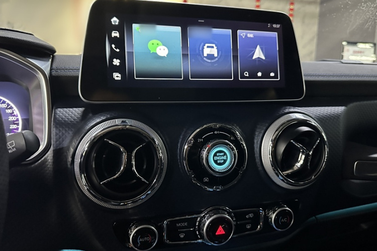 北京BJ40 2024款 2.0T 城市猎人荣耀版中控内饰7004