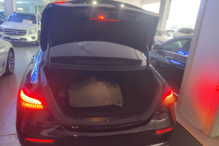 奔驰E级新能源 2022款 E 350 e L 插电式混合动力轿车局部细节23