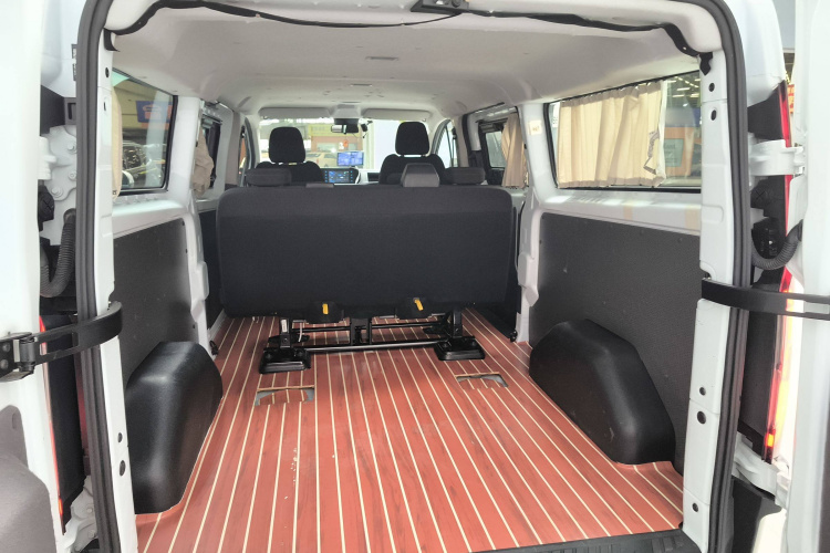 福特 全顺 2023款 2.0T汽油自动多功能商用车中轴低顶5/6座中控内饰23