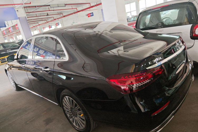 奔驰E级 2023款 E 300 L 豪华型车身外观4