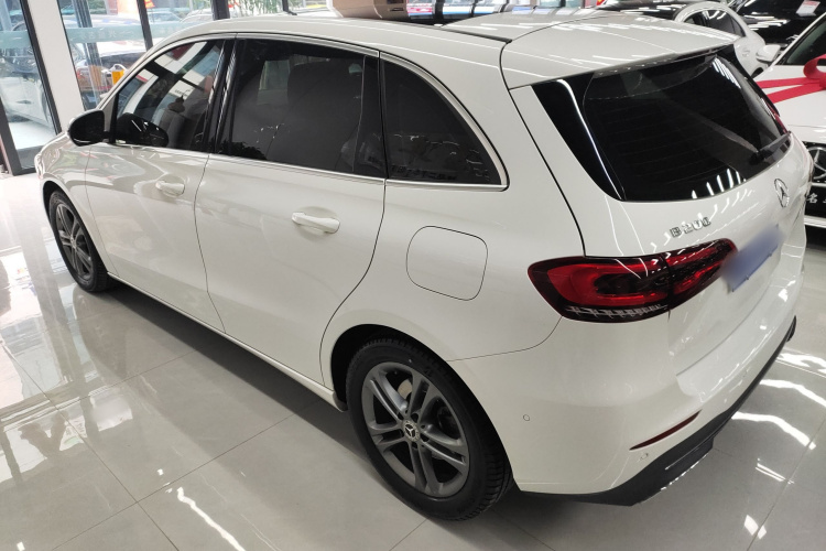 奔驰B级 2020款 B 200 动感型车身外观4