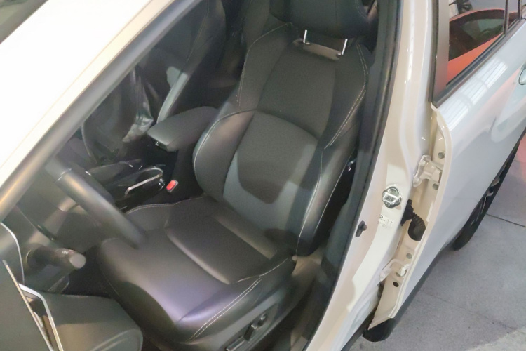 丰田 锋兰达 2023款 2.0L 智能电混双擎 尊贵版中控内饰19