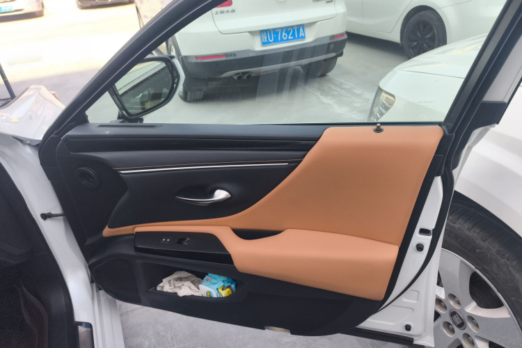 雷克萨斯ES 2023款 200 卓越版中控内饰42