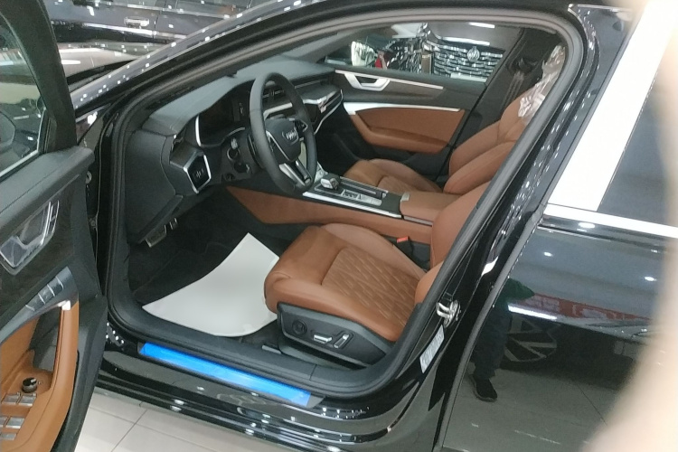 奥迪A6L 2025款 改款 45 TFSI quattro 臻选动感型中控内饰20