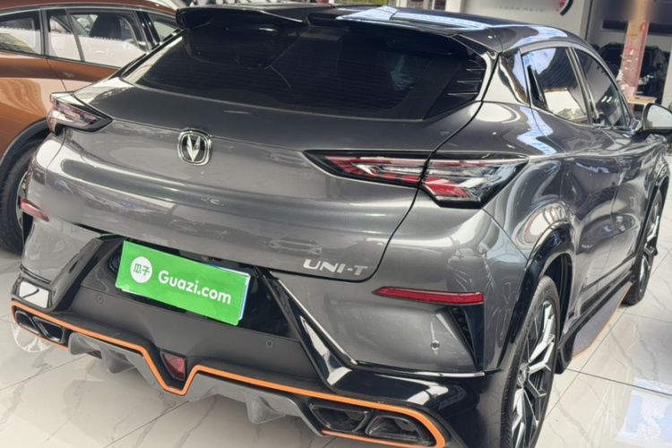 长安UNI-T 2022款 1.5T 运动版 尊贵型车身外观6002