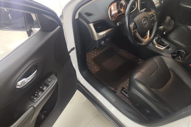 Jeep 自由光 2017款 2.0L 优越版中控内饰20