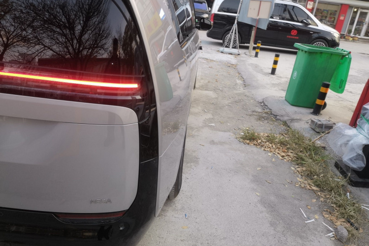 理想汽车 理想MEGA 2025款 Home 家庭特别版车身外观6006