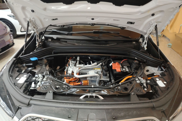 宝马iX1 2025款 eDrive25L M运动套装机舱底盘24