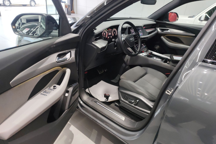 奥迪Q6 2023款 45 TFSI quattro 齐云型 飞骑套装中控内饰20