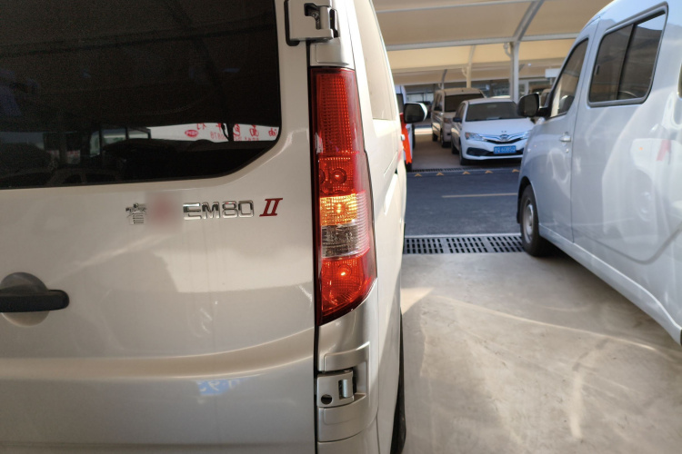 长安凯程 长安睿行EM80 2025款 客运版 舒适型 6座 260km 对开门 60kW车身外观9