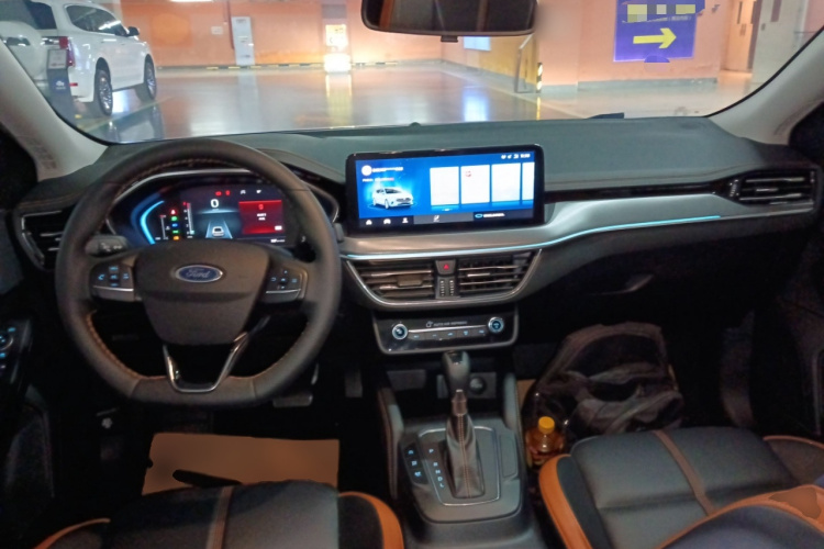 福特 福克斯 2022款 三厢 EcoBoost 180 自动竞速版中控内饰12