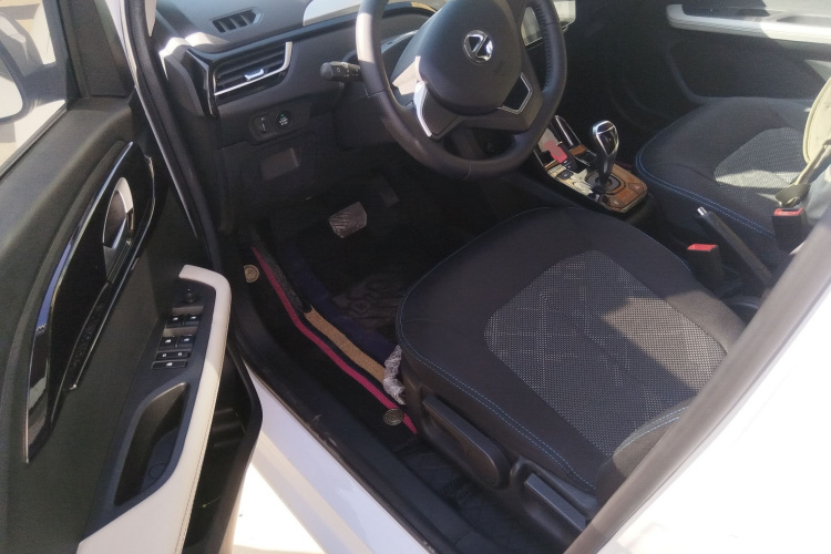 江铃集团新能源 易至EV3 2022款 小雷达悦跑型中控内饰20