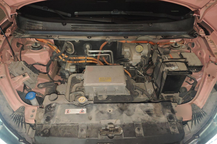 哪吒汽车 哪吒V 2022款 潮 400 Lite 粉色定制款机舱底盘24